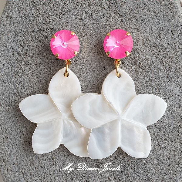 Oorstekers met Swarovski Neon Pink en Schelp Hanger Bloem Wit