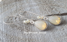 Oorhangers lang Zilver of Goudkleurig met Swarovski Druppel Sand Opal