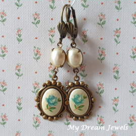 Oorhangers met Vintage Pearl & Blue Rose