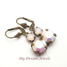 Oorbellen met Vintage Swarovski crystal Chalkwhite AB en Rose Water Opal