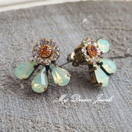 Oorstekers Femme met Swarovski Flower en Green Opal