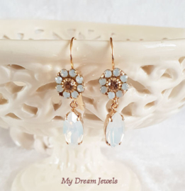 Oorhangers met Vintage Swarovski Flower  White Opal & Light Peach