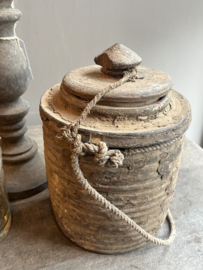 Alter Holzkrug mit Deckel