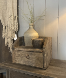 Old Farm Box met Lade -Aura Peeperkorn-