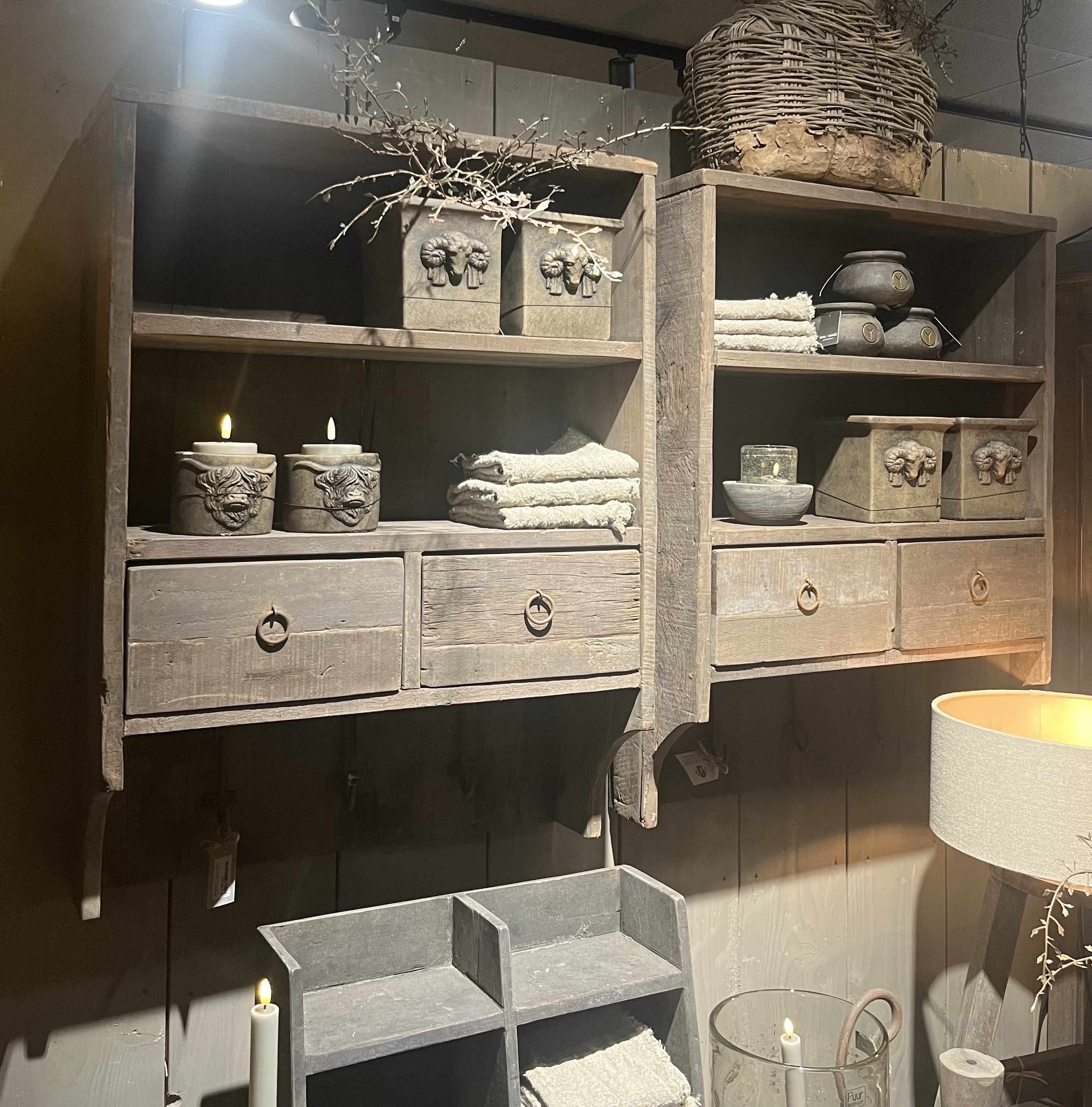 Wandregal mit Schubladen aus Altholz -Driftwood-