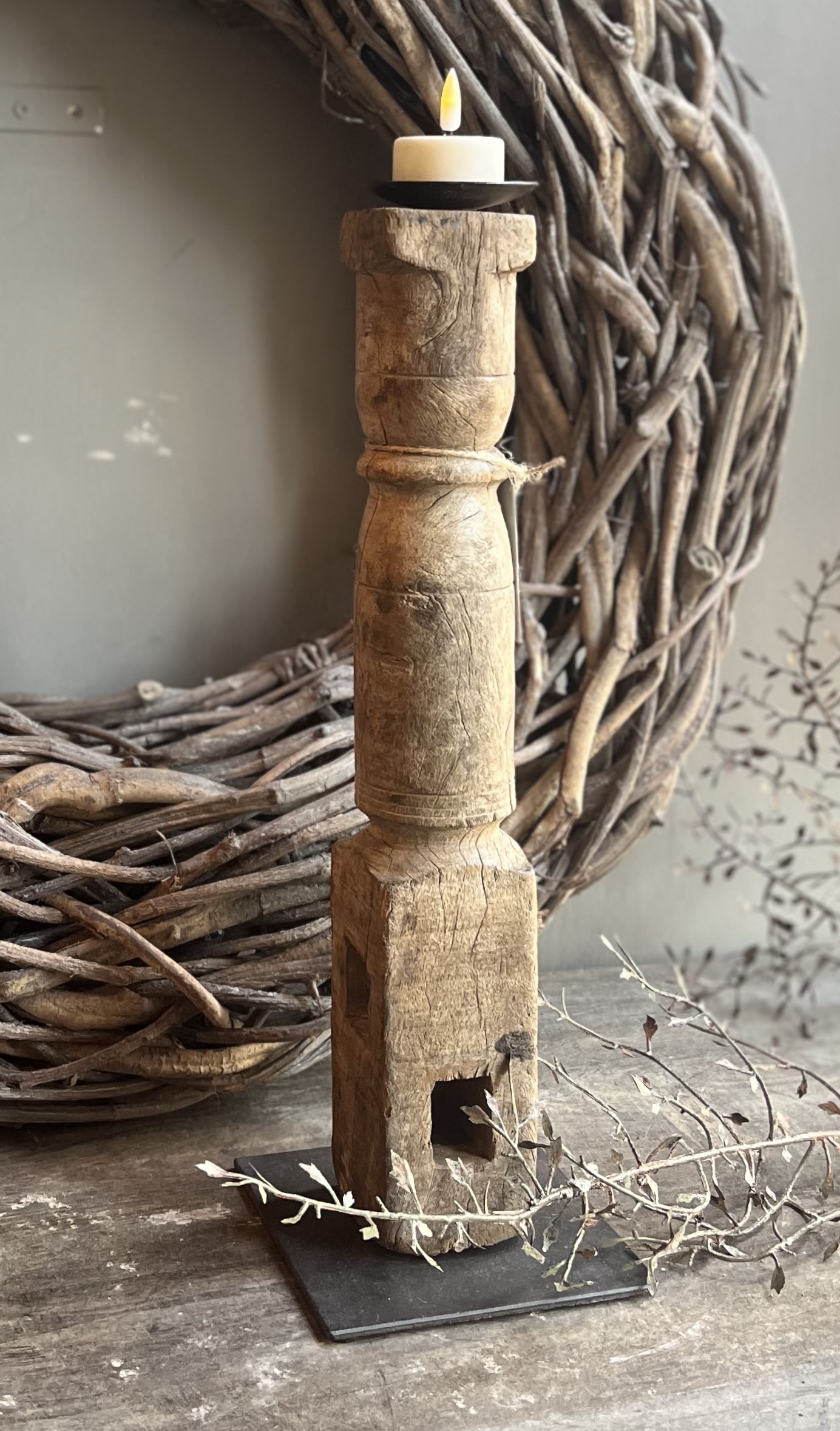 Kerzenständer aus Holz auf Metallsockel