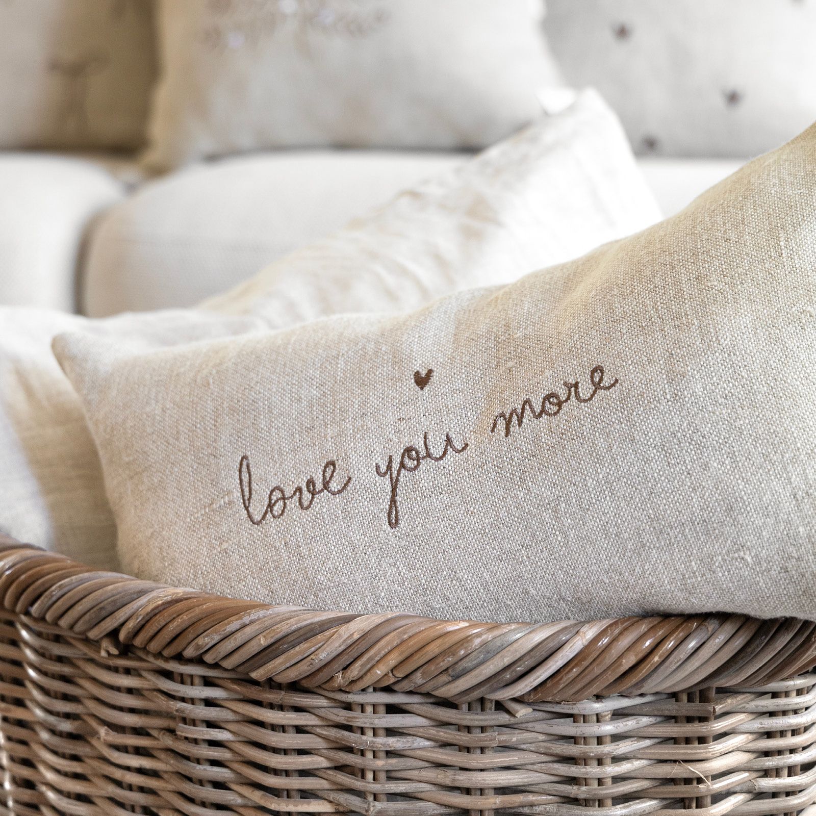 Kussen Naturel met Bruin Hartje en Love You More 30x50 cm -Bastion Collection-