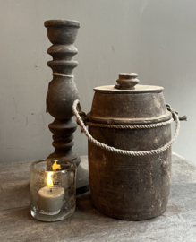 Alter Holzkrug mit Deckel