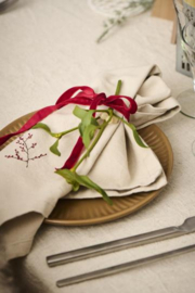 Napkin Tradition w/winterberry branch linen coloured