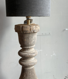 Alte Holzbalusterlampe -Aura Peeperkorn-