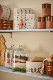 Cake tin w/gingerbread couples round