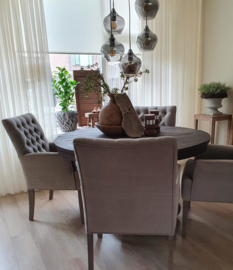 Ronde tafel met eetkamerstoelen