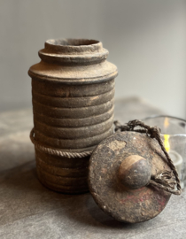 Alter Holzkrug mit Deckel