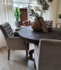 Ronde tafel met eetkamerstoelen