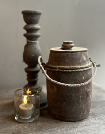 Alter Holzkrug mit Deckel