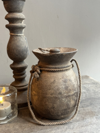 Alter Holzkrug mit Deckel
