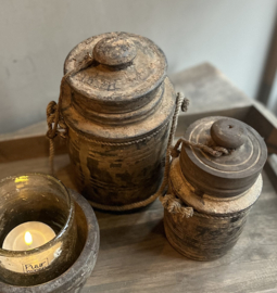 Alter Holzkrug mit Deckel