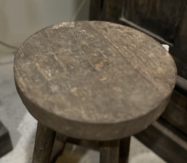 Alter Holzhocker Old Farm -Aura Peeperkorn-