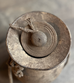 Alter Holzkrug mit Deckel