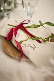 Napkin Tradition w/winterberry branch linen coloured