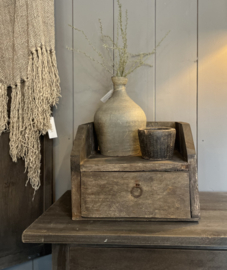 Old Farm Box met Lade -Aura Peeperkorn-