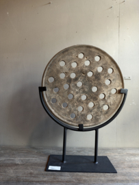 Stenen Broodmal op Metalen Standaard
