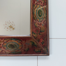 Spiegel met schilderwerk achter glas