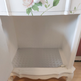 Handbeschilderd kastje wit