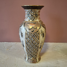 Vaas oosters rijk versierd