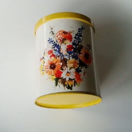 Blik bloemen geel
