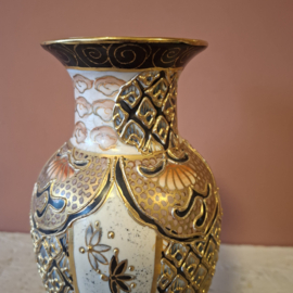 Vaas oosters rijk versierd