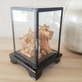Glazen kastje met tafereeltje