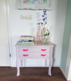 Roze wandkastje