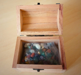 Boîte à trésors avec des pierres précieuses