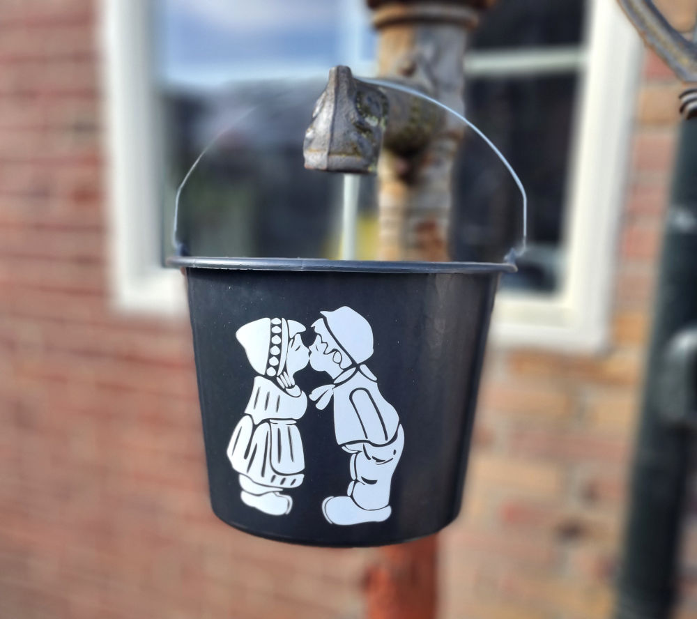 Sticker | Dutch kissing couple | 18 cm hoog