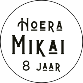 Traktatiestickers | HOERA | + naam + leeftijd | 5 cm | div. varianten | vanaf 10 stuks