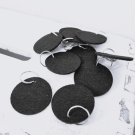 Sleutelhangers van vilt | zwart | rond | 5 cm | vanaf 5 stuks