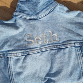 Spijkerjack met naam geborduurt