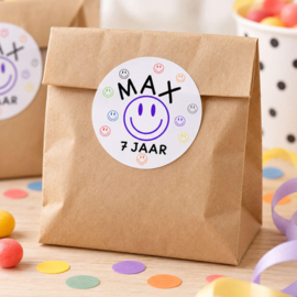 Gepersonaliseerde smiley traktatiestickers met naam en leeftijd