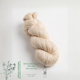 Beige wol met 60%bamboo vezels 30%zijde 10%cashmere