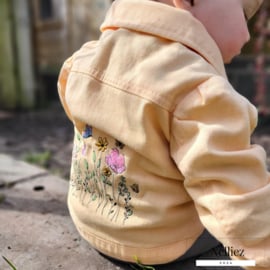 Kinder zomerjasje geborduurt met een rand wilde bloemen