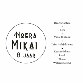 Traktatiestickers | HOERA | + naam + leeftijd | 5 cm | div. varianten | vanaf 10 stuks