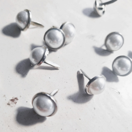 Ronde parel splitpennen | 12mm | wit met zilveren rand | 25 stuks