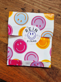 Gepersonaliseerde smiley traktatiestickers met naam en leeftijd