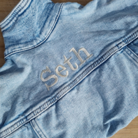 Spijkerjack met naam geborduurt