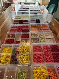 Workshop tijdens kralenfeestje