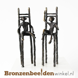 Beeldje "Meisje op stoel" BBW005br84