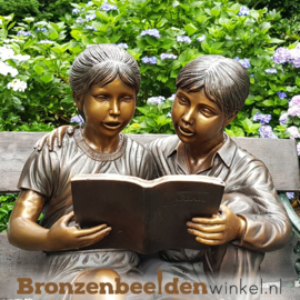 Groot beeld "Lezende kinderen" op bankje BBW749