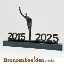 TOP 10 jaar bestaan bedrijf cadeau "Glas heffen met jaartallen" BBW003br86JT10 2015-2025