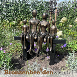 Tuinbeeld "Gezin 4 personen" op granieten bankje BBW001br21XL2k